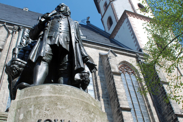 Johann Sebastian Bach wird mit dem Denkmal geehrt.