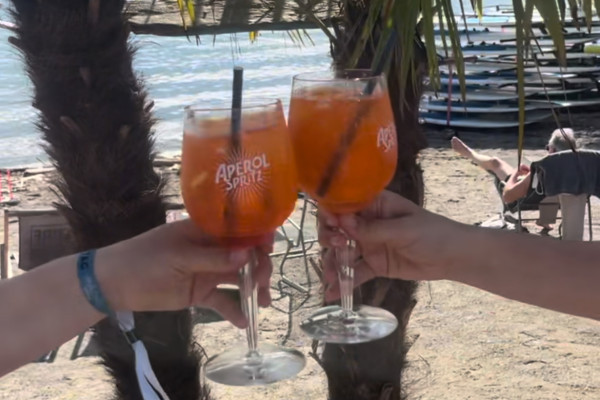 Aperol Spritz direkt am Strand
