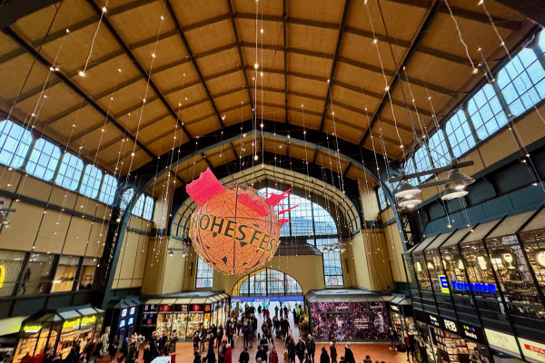 Auch der Hamburger Hauptbahnhof erstrahlt im Lichterglanz - hier treffen wir uns.