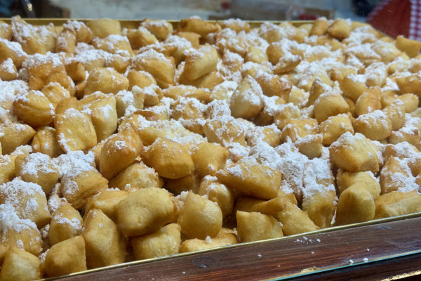Schmalzgebäck - Süß, warm, lecker