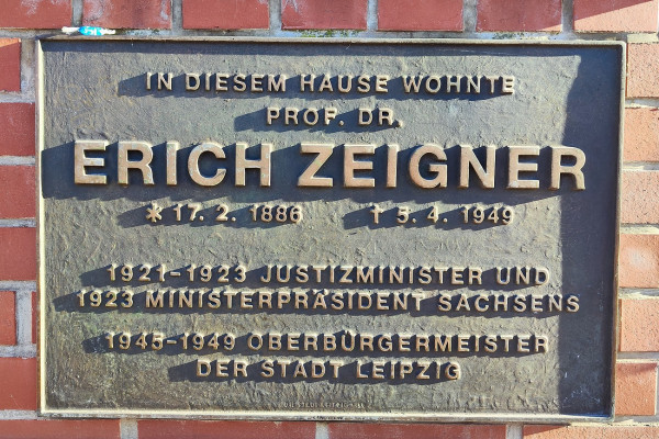 Die Erich-Zeigner-Gedenktafel am Wohnhaus erinnert an den ersten OB nach dem II. WK.