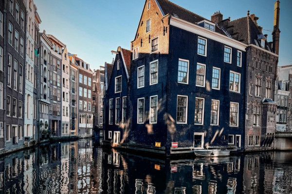 Herzblut Amsterdam Stadtführungen mit Herz und Seele! HERZBLUT AMSTERDAM-Stadtführungen mit Herz & Seele! Fahrradtour Amsterdam Noord/ Deiche/ NDSM Kulturwerft/ Schwimmende Villen/ park/ Anne Frank/ Streetart/ Park/ Industriedenkmal NDSM/ Straat Museum/ D