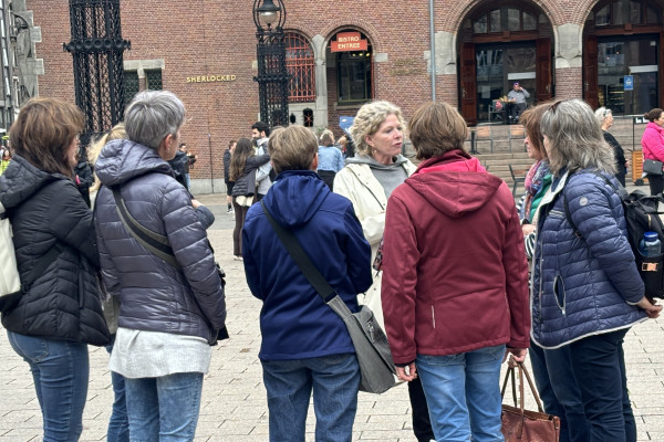 HERZBLUT AMSTERDAM-Stadtführungen mit Herz & Seele! REDKULT: Historisches Stadtzentrum, Rotlicht Viertel/ informativ/ heiter/ kurzweilig/ Dam/ Nieuwe Kerk/ Palast/ Grachten/ Coffeeshops/ Geschichte und Geschichten/ Architektur