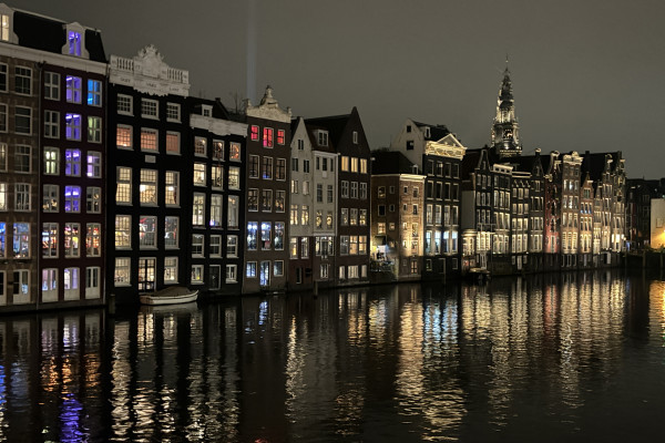 HERZBLUT AMSTERDAM-Stadtführungen mit Herz & Seele! REDKULT: Historisches Stadtzentrum, Rotlicht Viertel/ informativ/ heiter/ kurzweilig/ Dam/ Nieuwe Kerk/ Palast/ Grachten/ Coffeeshops/ Geschichte und Geschichten/ Architektur