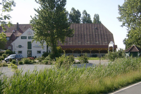 Der Hof Iggewarden, in Sichtweite zum Nordseedeich, im weiten grünen Marschenland.