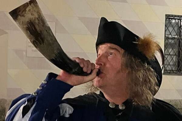 Natürlich hat der Nachtwächter auch sein Rufhorn dabei.