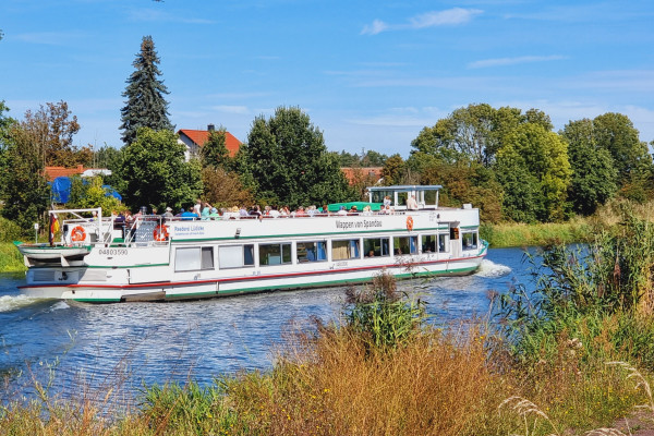 MS Wappen von Spandau auf der Reise im Kanal