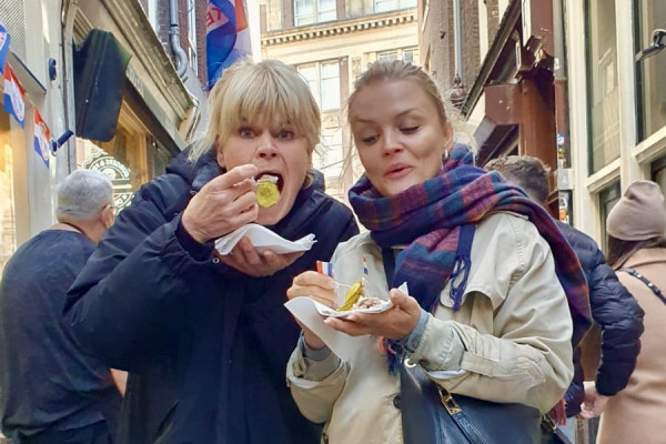 Amsterdam Stadtführungen. Herzblut. Foodtour. Kulinarisch. Haring. Deutsch. Kleine Gruppe. Sehenswürdigkeiten. Parken in Amsterdam. Rotlicht. Palast op de Dam. van Stapele.