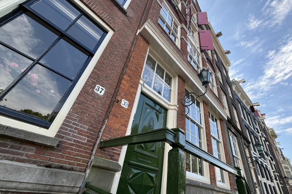 Amsterdam Stadtführungen. Herzblut. Foodtour. Kulinarisch. Haring. Deutsch. Kleine Gruppe. Sehenswürdigkeiten. Parken in Amsterdam. Rotlicht. Palast op de Dam. van Stapele.