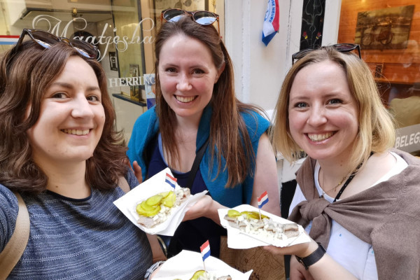 Amsterdam Stadtführungen. Herzblut. Foodtour. Kulinarisch. Haring. Deutsch. Kleine Gruppe. Sehenswürdigkeiten. Parken in Amsterdam. Rotlicht. Palast op de Dam. van Stapele.