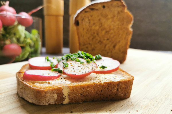 Brot mit Radieschen und Kresse