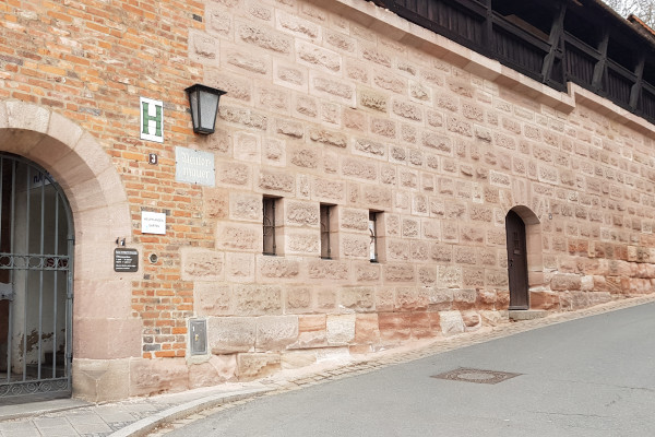 Whisky & Spirituosenschule Gelbes Haus -außen -