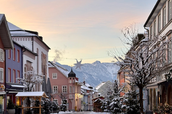 Blick aus der Murnauer Fußgängerzone auf die bayerischen Voralpen