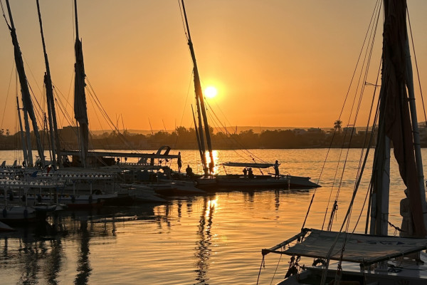 Sonnenuntergang auf dem Nil in Luxor