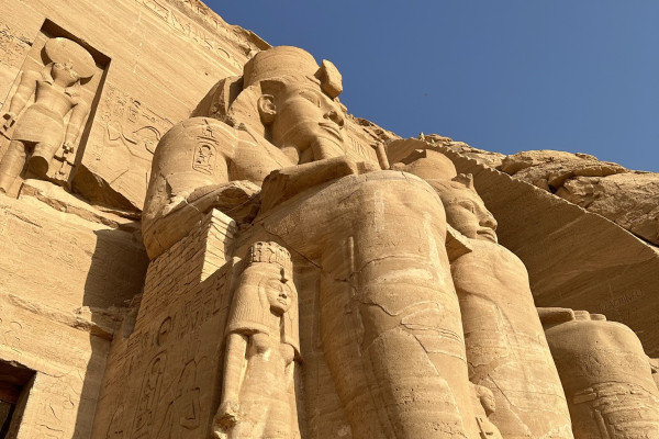 Ramses II Statue am Tempel von Abu Simbel