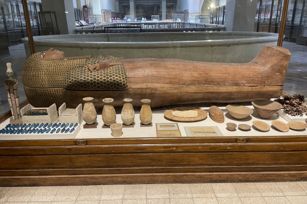 Mumiensarg mit Grabbeigaben Ägyptisches Museum Kairo