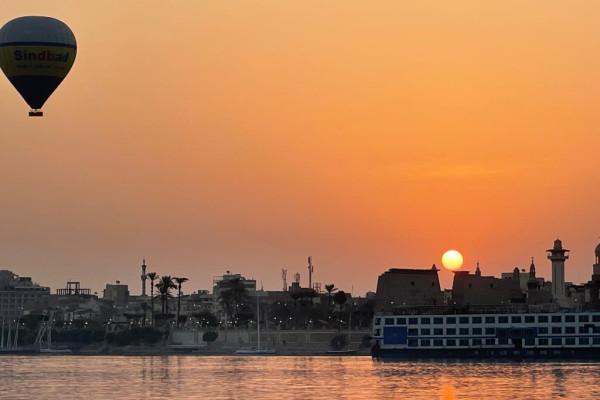 Sonnenaufgang in Luxor mit Heißluftballon
