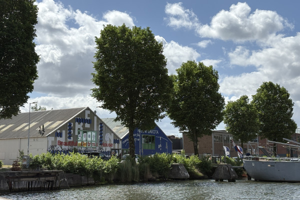 HERZBLUT AMSTERDAM-Stadtführungen mit Herz & Seele! Fahrradtour Amsterdam Noord/ Deiche/ NDSM Kulturwerft/ Schwimmende Villen/ park/ Anne Frank/ Streetart/ Park/ Industriedenkmal NDSM/ Straat Museum/ Deichhäuser/Architektur/ Wasser