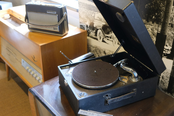 Plattenspieler und Kofferradio