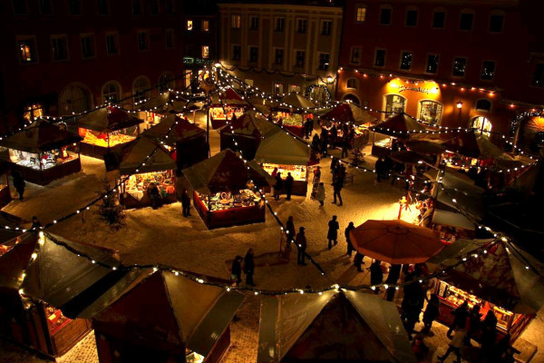 Blick von oben auf einen Weihnachtsmarkt