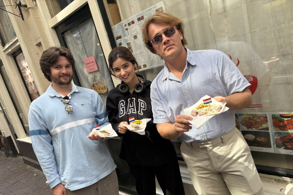 Amsterdam Stadtführungen. Herzblut. Foodtour. Kulinarisch. Haring. Deutsch. Kleine Gruppe. Sehenswürdigkeiten. Parken in Amsterdam. Rotlicht. Palast op de Dam. van Stapele.