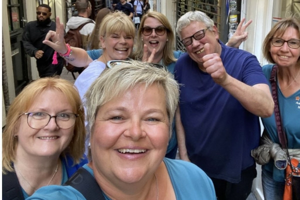 Amsterdam Stadtführungen. Herzblut. Foodtour. Kulinarisch. Haring. Deutsch. Kleine Gruppe. Sehenswürdigkeiten. Parken in Amsterdam. Rotlicht. Palast op de Dam. van Stapele.