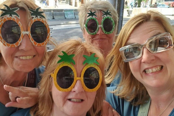 Amsterdam Stadtführungen. Herzblut. Foodtour. Kulinarisch. Haring. Deutsch. Kleine Gruppe. Sehenswürdigkeiten. Parken in Amsterdam. Rotlicht. Palast op de Dam. van Stapele.