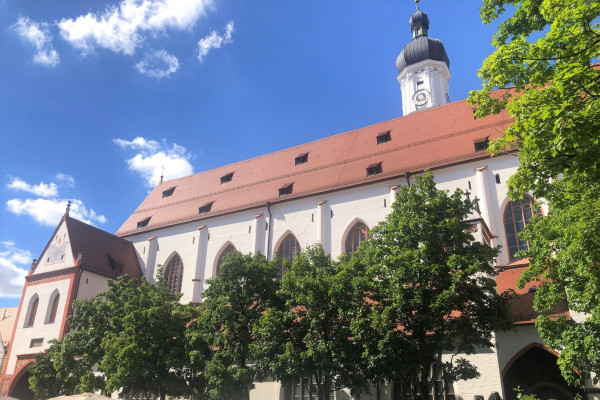 Stadtpfarrkirche Ansicht Hellmairplatz