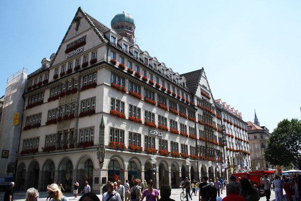 Hirmer übernahm das Kaufhaus Bamberger & Hertz. Bild: Wikipedia common