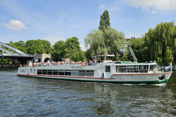 Elektroschiff Havelglück am Lindenufer