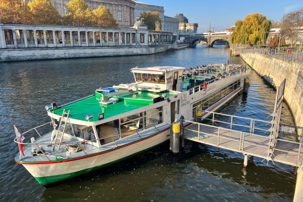 Elektroschiff Havelglück an der "Alten Börse"