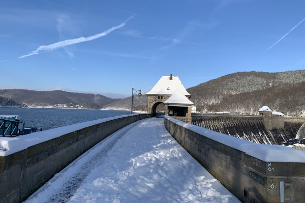 Staumauer mit Schnee