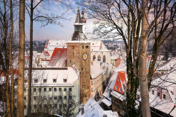 Verschneite Dächer und Schmalzturm