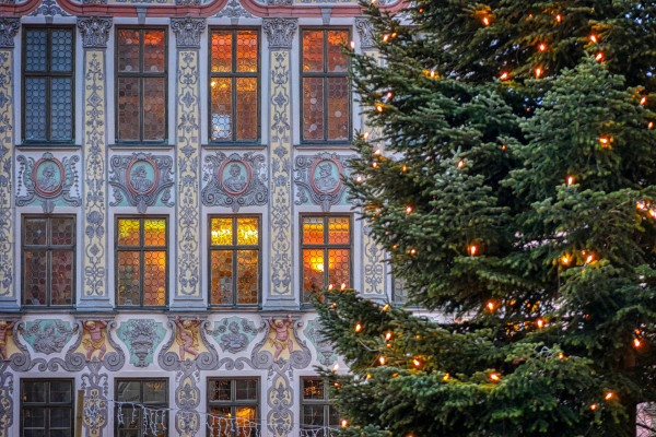 Historisches Rathaus mit Christbaum