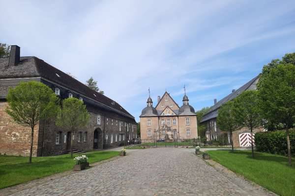 Das Wasserschloss Neuenhof steht im Mittelpunkt der Wanderung. © NPSR