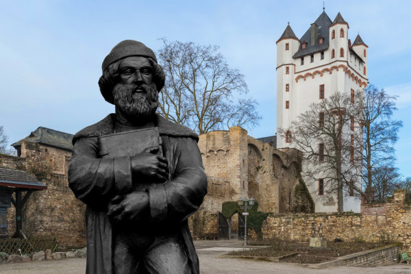 Die Skulptur "Gutenberg" von Ottmar Hörl vor der Kurfürstlichen Burg Eltville