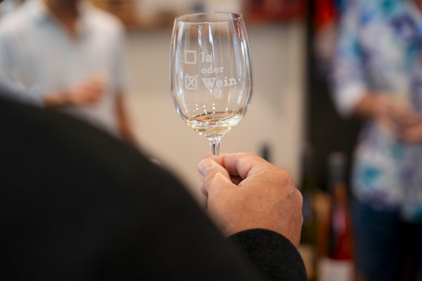 Ein Bild von einem JAoderWEIN Weinglas während einer Weinprobe im JAoderWEIN