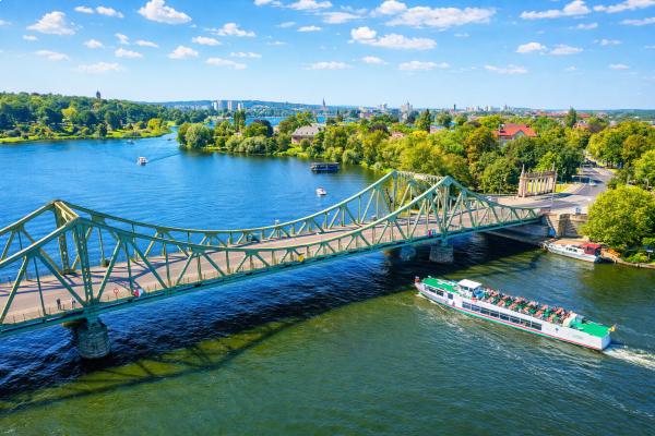 MS Havelglück an der Glienicker Brücke