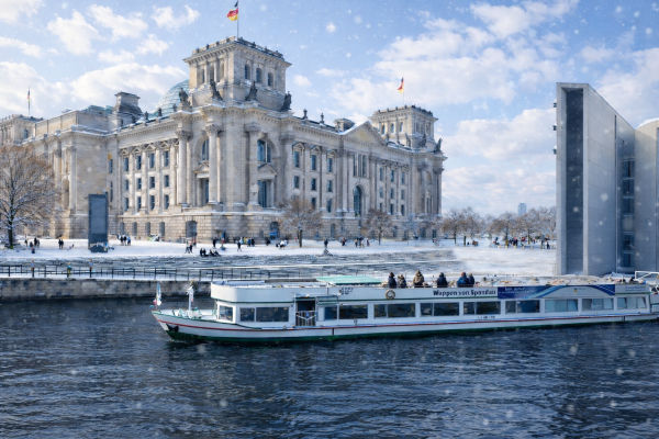 MS Wappen von Spandau im Regierungsviertel