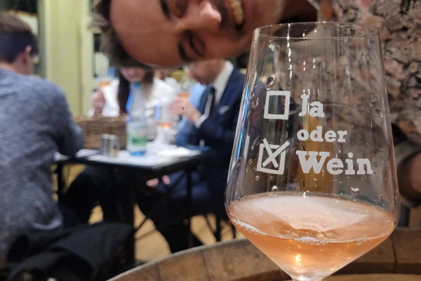 Weinglas mit Orangewein und Spaß