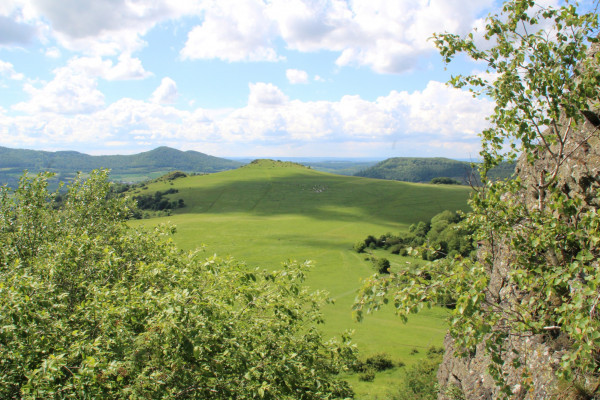 Dörnberg und die Helfensteine (Bild: Annika Ludolph, ccby-sa Naturpark Habichtswald)