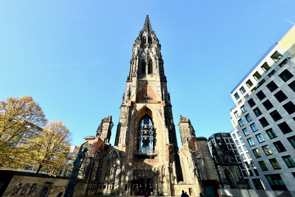 Mahnmal St. Nikolai: Eindrucksvolle neugotische Ruine und Ort bewegter Hamburger Stadtgeschichte.