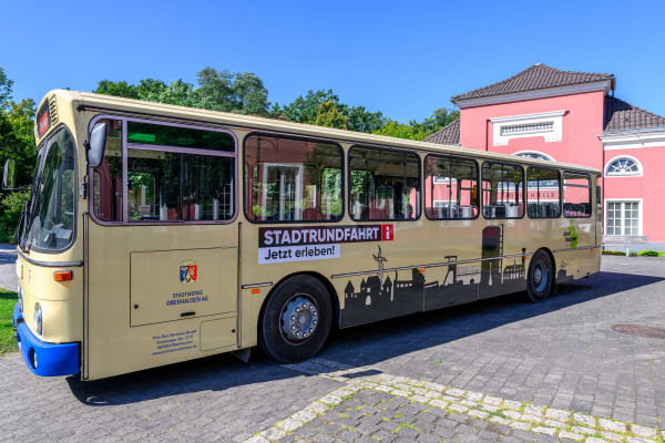 Historischer Linienbus vor Schloss Oberhausen / Ludwiggalerie