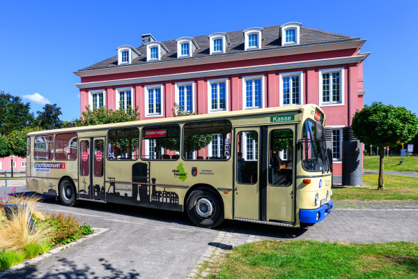 Historischer Linienbus vor Schloss Oberhausen / Ludwiggalerie