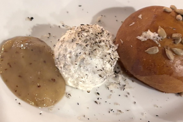 getrüffelter Ziegenkäse mit Birnensenf