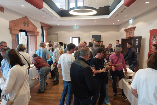 Besucher der Steillagenwein-Verkostung Ganz Lorch auf einen Streich im Rittersaal des Hilchenhauses in Lorch am Rhein
