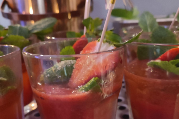 Erdbeer-Minz-Gin Tonic