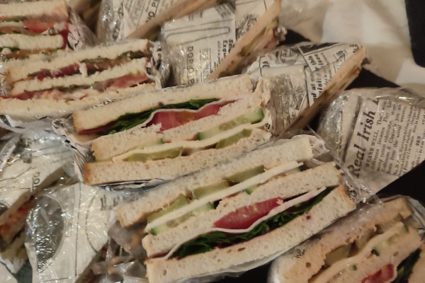 Lachs und Geflügel Sandwich