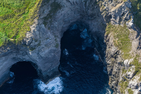 Vulkanhöhle Azoren, Bootstour Azoren, Vulkanische Küste, Maritimer Tourismus