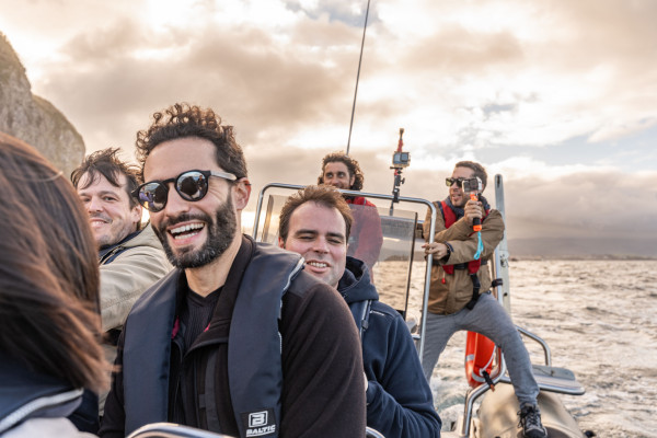 alt="Familienfoto während Bootstour bei Sonnenuntergang